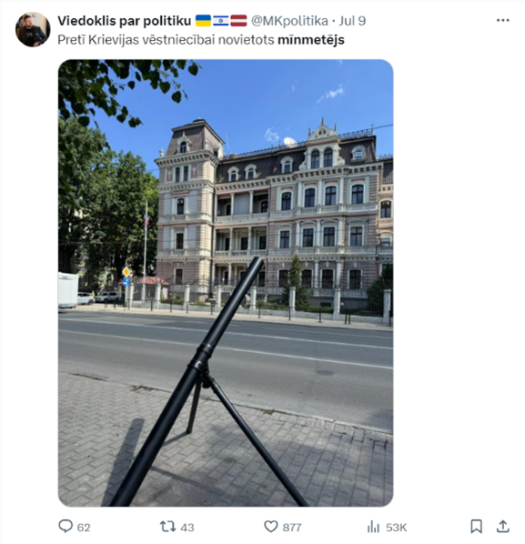 Twitter ierakstā redzams mīnmetējs, kas novietots pretim Krievijas vēstniecībai Rīgā.